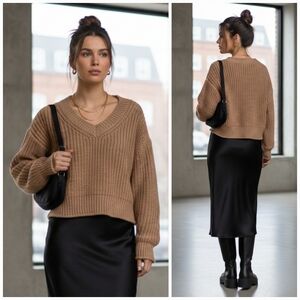 NWOT H&M S Modern Contemporary Coquette Oversized Heavy Knit V Neck Sweater